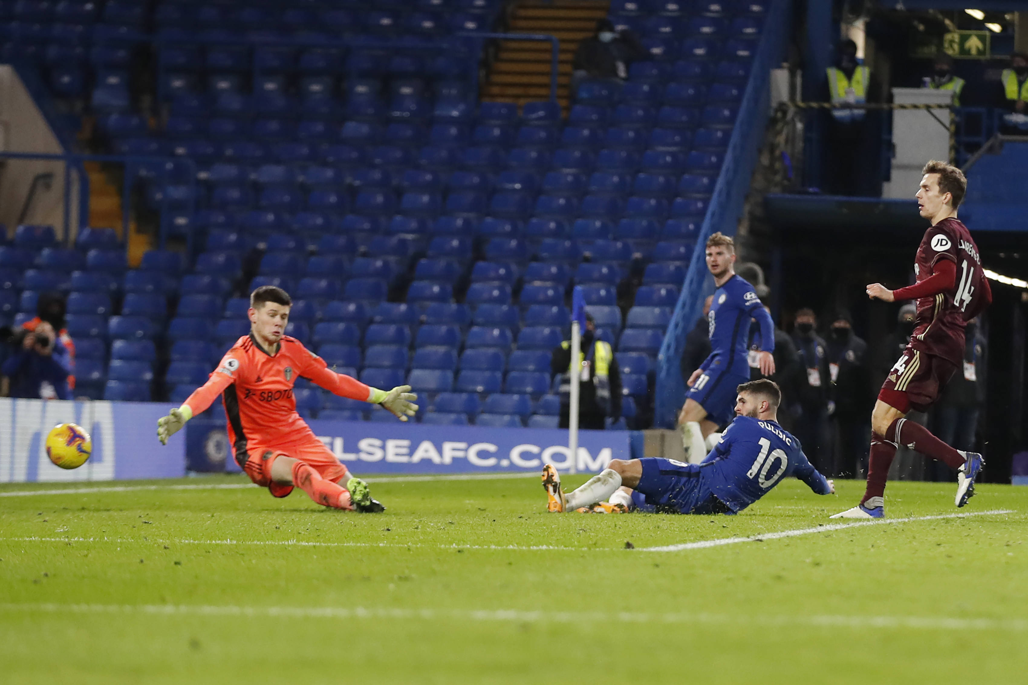 不仅吸引着 不仅吸引着